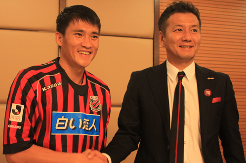 Công Vinh (trái) tại cuộc họp báo ở Vinh công bố sự kiện anh sang Nhật khoác áo Consadole Sapporo tháng 7-2013.